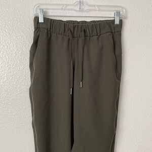 Lululemon On The Fly Woven Pant 28" Dark Olive size 4